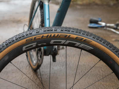 Wie du mit einem schwalbe g‑one upgrade spürbar mehr traktion auf nassen gravelstrecken bekommst